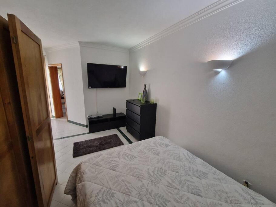 Charming Beachside Apartment- The Perfect Getaway! Албуфейра Екстериор снимка